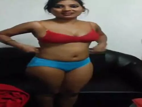 आकर्षक स्तनको साथ आक ...