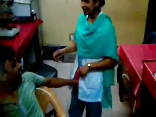 बाफयुक्त केटीहरू एशि ...